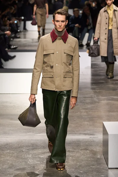 Look 18